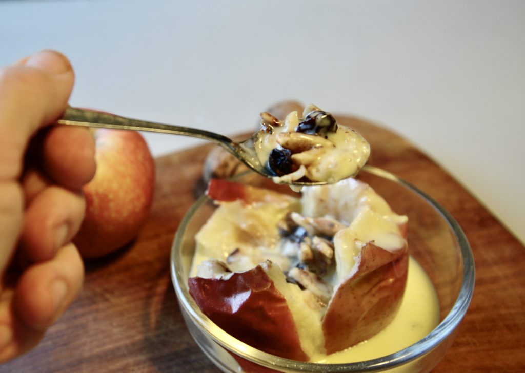 baked apples with vanilla sauce
