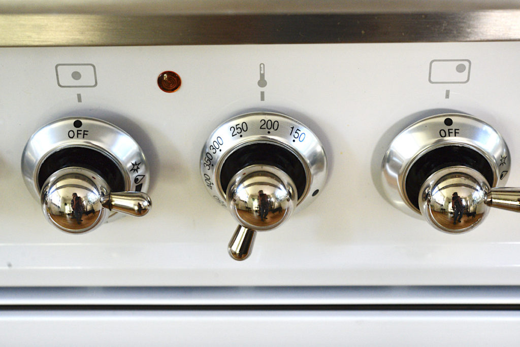3 oven knobs on Ilve range
