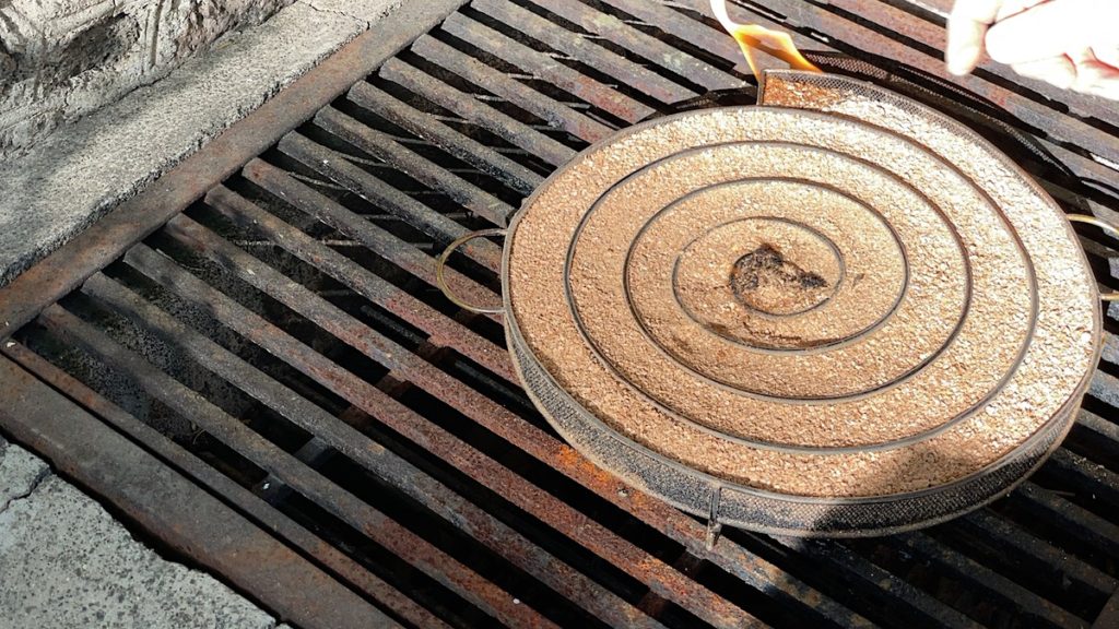 filling and lighting the smoke chamber